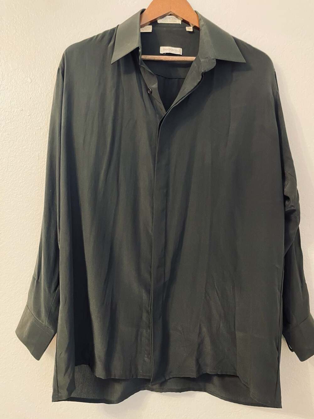 Loris Azzaro Black 100% Pure Silk Long Sleeve Button Down shirt Sz M
Cocktail